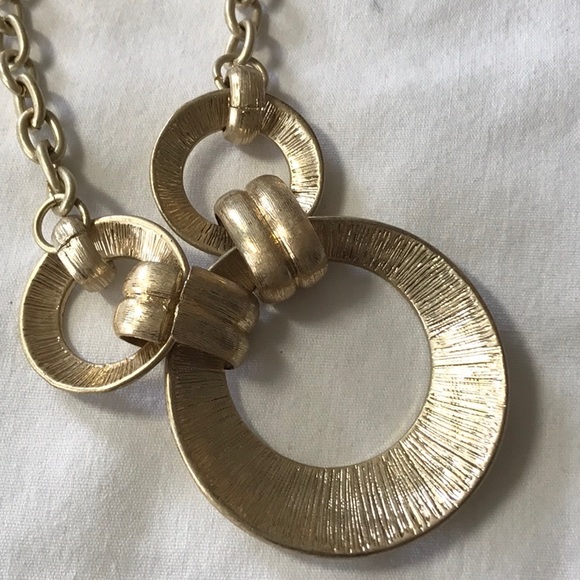 Jones New York necklace with circle pendant, gold tone - Picture 8 of 8